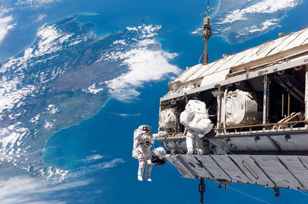 Astronautes de la NASA sortant et flottant dans l'espace